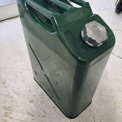 灯油用の金属缶3つとポリ缶1つの画像