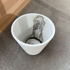 白いプランター（大）の画像