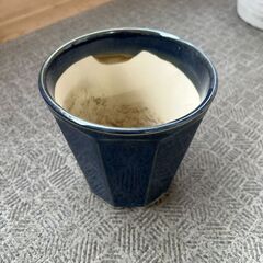 陶製・紺色のプランター/鉢（小さめ）の画像