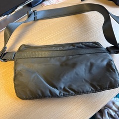 ユニクロ　ショルダーバッグ　カーキの画像