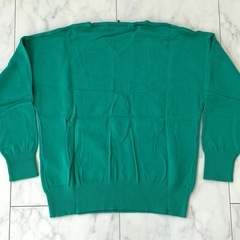 新品　タグ付きVネックニット グリーンの画像