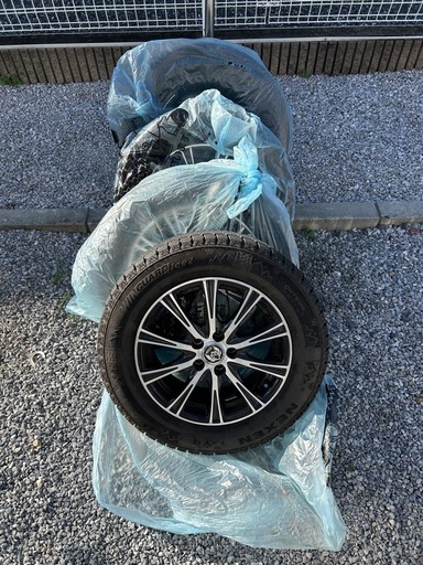 三連休限定最終値下げ スタッドレスタイヤ