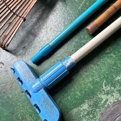 掃除道具と棒の画像