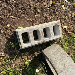 ヒューム菅と大きなブロックの画像