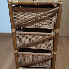 籐の3段チェストの画像