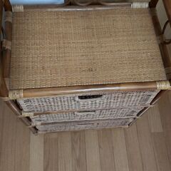 籐の3段チェストの画像