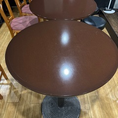 落ち着いたダークブラウン、丸いハイテーブルの画像