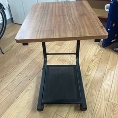 サイドテーブル　キャスター付　ブラウン　木目　ソファサイド　サイドワゴンの画像