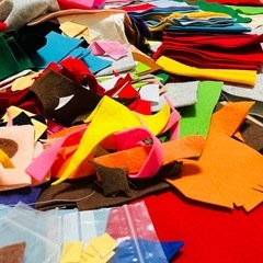 【大量応援‼️大幅値下げ】フェルト& 接着わた  他全色まとめて  特大ダンボール120サイズ  詰め込み  多種の画像