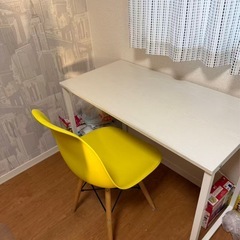 テーブルと椅子の画像