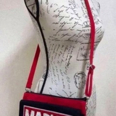 《MARVEL》（スマホ透明ポケット付き）サコッシュの画像