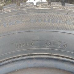 スタッドレスタイヤ　ダンロップ　215/70R15 98Q キャラバン、ハイエースの画像