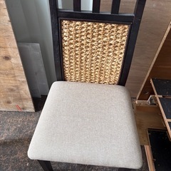 ダイニングテーブルと椅子4脚の画像