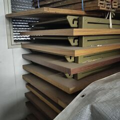 【無料】折り畳みパイプ椅子＆会議用テーブルの画像