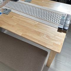 ダイニングテーブルの画像