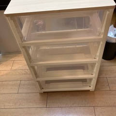 4段の衣装ケースの画像