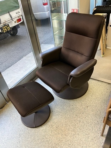 W2511-459 ニトリ リクライニングパーソナルチェア Dメッシュ ダークブラウン オットマン付き 中古