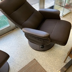 W2511-459 ニトリ リクライニングパーソナルチェア Dメッシュ ダークブラウン オットマン付き 中古の画像