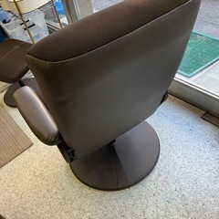 W2511-459 ニトリ リクライニングパーソナルチェア Dメッシュ ダークブラウン オットマン付き 中古の画像