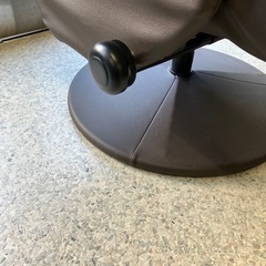 W2511-459 ニトリ リクライニングパーソナルチェア Dメッシュ ダークブラウン オットマン付き 中古の画像