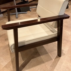 木製一人掛けソファーの画像