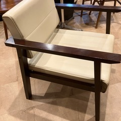 木製一人掛けソファーの画像
