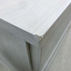 ナイトテーブル サイドテーブル ホワイト系 白木調 木目調 コンセント付き 3段 キャビネット 引き出し付き 棚 札幌市 西野店の画像