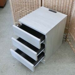 ナイトテーブル サイドテーブル ホワイト系 白木調 木目調 コンセント付き 3段 キャビネット 引き出し付き 棚 札幌市 西野店の画像