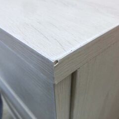 ナイトテーブル サイドテーブル ホワイト系 白木調 木目調 コンセント付き 3段 キャビネット 引き出し付き 棚 札幌市 西野店の画像