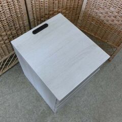 ナイトテーブル サイドテーブル ホワイト系 白木調 木目調 コンセント付き 3段 キャビネット 引き出し付き 棚 札幌市 西野店の画像