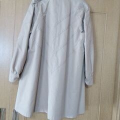 婦人ロングコート　表ベージュ　内側ヒョー柄ボア　フリーサイズ　　クリニング済み　の画像