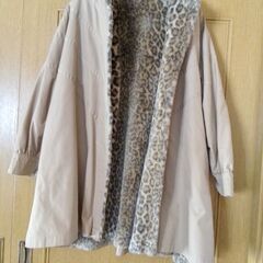 婦人ロングコート　表ベージュ　内側ヒョー柄ボア　フリーサイズ　　クリニング済み　の画像