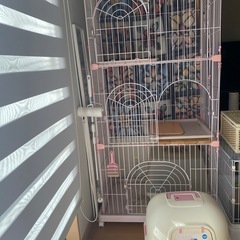 蓋付きトイレ付き3段キャットケージの画像