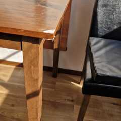 テーブルと椅子を二つのセット無料であげますの画像