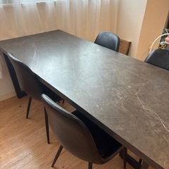 大理石柄ダイニングテーブルの画像