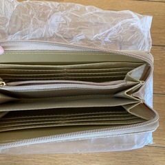 レディース衣類と長財布セットの画像