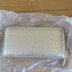 レディース衣類と長財布セットの画像