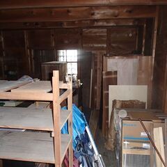 倉内に残る古箪笥や長持や木箱類や着物や端切れなどの画像