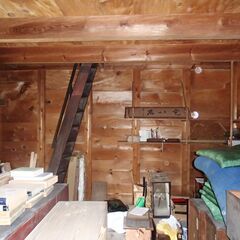 倉内に残る古箪笥や長持や木箱類や着物や端切れなどの画像