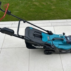 マキタ 充電式 芝刈機 18V MLM330DZ 刈込み幅 330mm 草刈り 芝刈り 11.4kg 本体のみ の画像