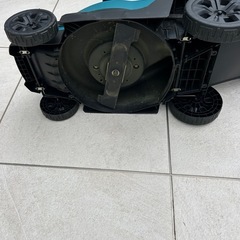マキタ 充電式 芝刈機 18V MLM330DZ 刈込み幅 330mm 草刈り 芝刈り 11.4kg 本体のみ の画像