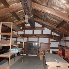 倉内に残る古箪笥や長持や木箱類や着物や端切れなどの画像