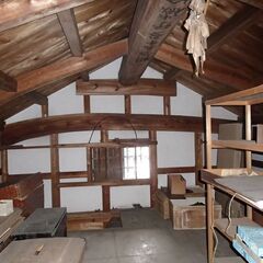 倉内に残る古箪笥や長持や木箱類や着物や端切れなどの画像