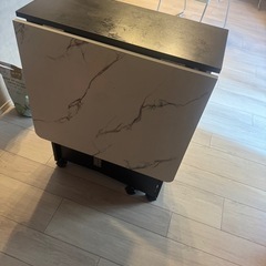 折りたたみテーブルの画像