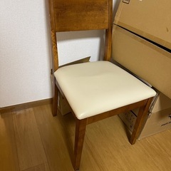 冷蔵庫　　テーブル　　椅子の画像