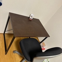 冷蔵庫　　テーブル　　椅子の画像