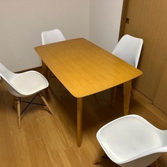 冷蔵庫　　テーブル　　椅子の画像