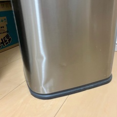 自動開けゴミ箱の画像