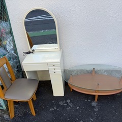 家具(コーヒーテーブル、たんす、椅子)の画像