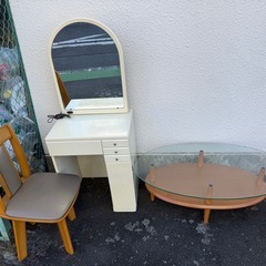 家具(コーヒーテーブル、たんす、椅子)の画像